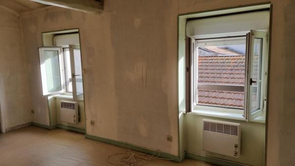 Dunières Centre 43220 immeuble pas de porte, trois appartements