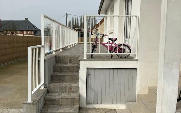 Immeuble à vendre    10 pièces •  Bourg-Achard