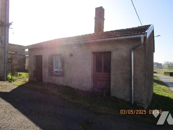 Ancienne Ferme composée de : 
- Au-rez-de-chaussée : entrée sur le coté de la maison, cuisine ...