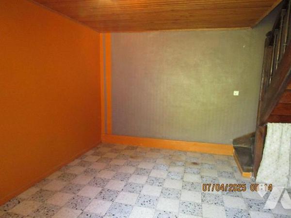 Ancienne Ferme composée de : 
- Au-rez-de-chaussée : entrée sur le coté de la maison, cuisine ...