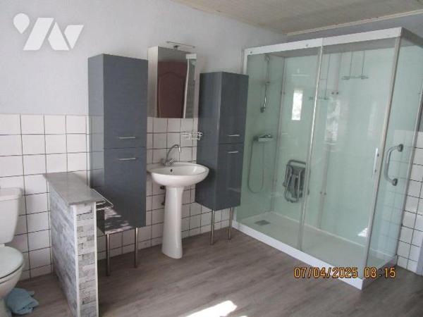 Ancienne Ferme composée de : 
- Au-rez-de-chaussée : entrée sur le coté de la maison, cuisine ...