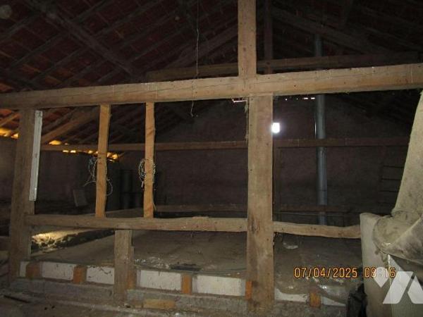 Ancienne Ferme composée de : 
- Au-rez-de-chaussée : entrée sur le coté de la maison, cuisine ...