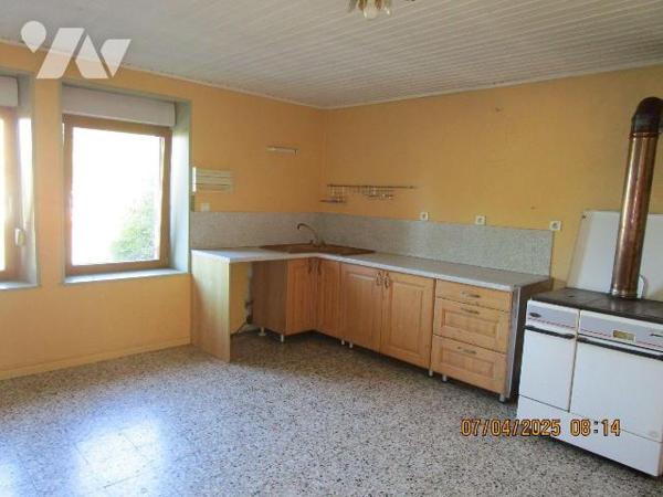 Ancienne Ferme composée de : 
- Au-rez-de-chaussée : entrée sur le coté de la maison, cuisine ...