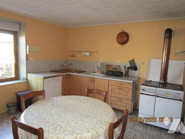 Ancienne Ferme composée de : 
- Au-rez-de-chaussée : entrée sur le coté de la maison, cuisine ...