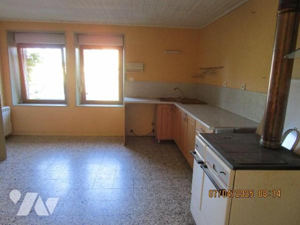 Ancienne Ferme composée de : 
- Au-rez-de-chaussée : entrée sur le coté de la maison, cuisine ...