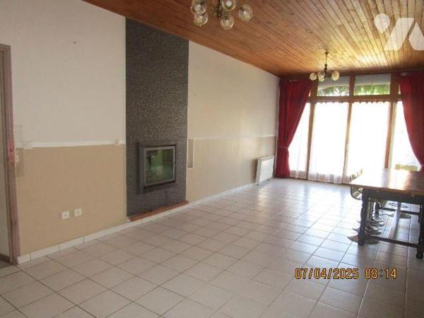 Ancienne Ferme composée de : 
- Au-rez-de-chaussée : entrée sur le coté de la maison, cuisine ...