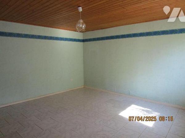 Ancienne Ferme composée de : 
- Au-rez-de-chaussée : entrée sur le coté de la maison, cuisine ...