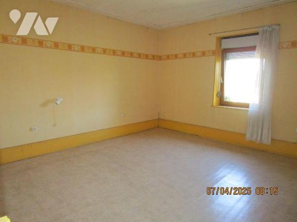 Ancienne Ferme composée de : 
- Au-rez-de-chaussée : entrée sur le coté de la maison, cuisine ...