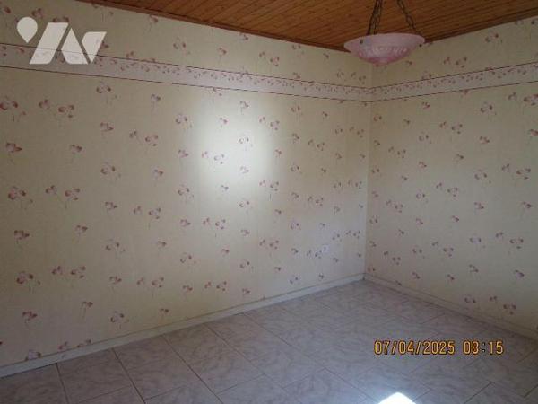 Ancienne Ferme composée de : 
- Au-rez-de-chaussée : entrée sur le coté de la maison, cuisine ...