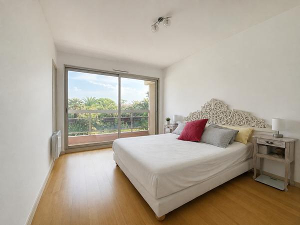 Appartement
         3 pièces
        - 79 m² 480 000 € *
