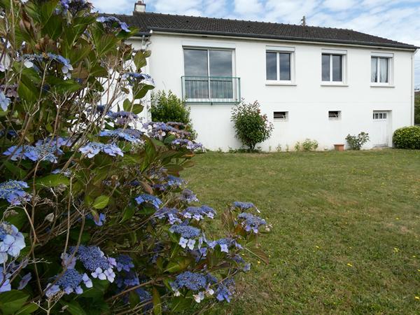 Maison de plain pied avec garage et terrain clos. Mayenne Maison de plain pied avec garage et terrain clos. Mayenne