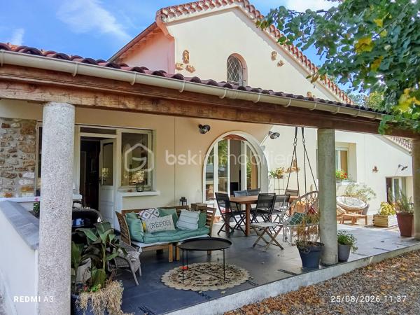 Découvrez cette vaste maison de 210m², 8 pièces,  une perle rare  sur le Hameau de Vosves rattachée à la commune de Dammarie-les-Lys et à quelques mètres de Boissise-Le-Roi et de Pringy. Nichée dans un environnement résidentiel recherché et entourée de verdure, elle offre un cadre de vie harmonieux et paisible où chacun peut avoir son espace personnel à l'intérieur comme à l'extérieur.

Cette maison de style architecte vous accueille avec sa grande cuisine toute équipée de 18m2 et son cellier. L'espace de vie se compose de deux salons cosy de 35 et 30m2 dont un équipé d'une belle cheminée . L'accés à la grande terrasse ombragée et exposée sud se fait à partir de toutes les pièces.
Au même niveau, découvrez une magnifique suite parentale de presque de 40m2 avec sa salle de douche et son dressing.
Deux autres chambres  tout aussi charmantes et de trés bonne taille (25 et 15m2) ainsi qu'une salle de bain avec douche et baignoire et des wc complètent le niveau.
Toutes les chambres donnent sur une terrasse avec vue sur le bois.

A l'étage, l'espace enfant compte deux chambres enfants et une pièce pouvant faire office de bureau, dressing, petite chambre ou une troisème salle de bain. Un deuxième wc complète le niveau.
Pour encore plus de confort, la maison compte également  deux grandes pièces de rangement.

Le jardin entièrement cloturé offre de nombreux arbres fruitiers ( cerisiers, pruniers, pommier, olivier, noisetiers) ainsi qu'un accés privé au bois. Les arbres permettent une fraicheur même pendant les fortes températures. 
Vous y trouverez également un puit et un cabanon de jardin.
Le terrain est piscinable et un espace pour votre futur jacuzzi est déjà prêt.

Dotée de quatre places de parking dont une avec carport, cette maison  offre un confort inestimable. 

Profitez des groupes scolaires, commerces et transports à proximité pour un quotidien simplifié ( centre commercial Chamlys, RER D station Vosves, bases de loisirs...)

Les plus:
- DPE C
- maison sans travaux; chaudière changée en 2025, toiture en partie révisée en 2023.
- exposition sud, terrasse ombragée
- pièces de belles dimensions offrant une intimité à chacun
- volets roulants, portail électrique.
-vide sanitaire
- plusieurs places de parking
- rue uniquement pavillonnaire, 
- 6 mn à pieds du RER D , station Vosves
- 10 mn du chemin de Halage (bord de Seine)
- ecole primaire et bus à proximité

Cette magnifique maison et son jardin au charme indéniable n'attendent que vous et votre famille.
La demeure peut faire également l'objet d'un projet pour un investisseur. Plusieurs entrées sont possibles et notamment les chambres du rez-de-chaussée qui possèdent toutes leur entrée par l'extérieur.

Visite possible tous les jours même le soir..