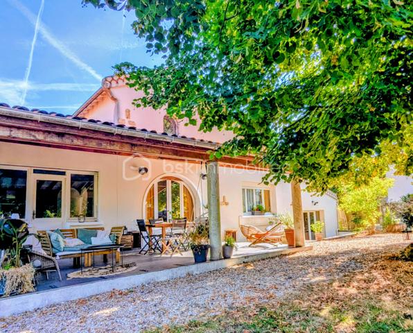 Découvrez cette vaste maison de 210m², 8 pièces,  une perle rare  sur le Hameau de Vosves rattachée à la commune de Dammarie-les-Lys et à quelques mètres de Boissise-Le-Roi et de Pringy. Nichée dans un environnement résidentiel recherché et entourée de verdure, elle offre un cadre de vie harmonieux et paisible où chacun peut avoir son espace personnel à l'intérieur comme à l'extérieur.

Cette maison de style architecte vous accueille avec sa grande cuisine toute équipée de 18m2 et son cellier. L'espace de vie se compose de deux salons cosy de 35 et 30m2 dont un équipé d'une belle cheminée . L'accés à la grande terrasse ombragée et exposée sud se fait à partir de toutes les pièces.
Au même niveau, découvrez une magnifique suite parentale de presque de 40m2 avec sa salle de douche et son dressing.
Deux autres chambres  tout aussi charmantes et de trés bonne taille (25 et 15m2) ainsi qu'une salle de bain avec douche et baignoire et des wc complètent le niveau.
Toutes les chambres donnent sur une terrasse avec vue sur le bois.

A l'étage, l'espace enfant compte deux chambres enfants et une pièce pouvant faire office de bureau, dressing, petite chambre ou une troisème salle de bain. Un deuxième wc complète le niveau.
Pour encore plus de confort, la maison compte également  deux grandes pièces de rangement.

Le jardin entièrement cloturé offre de nombreux arbres fruitiers ( cerisiers, pruniers, pommier, olivier, noisetiers) ainsi qu'un accés privé au bois. Les arbres permettent une fraicheur même pendant les fortes températures. 
Vous y trouverez également un puit et un cabanon de jardin.
Le terrain est piscinable et un espace pour votre futur jacuzzi est déjà prêt.

Dotée de quatre places de parking dont une avec carport, cette maison  offre un confort inestimable. 

Profitez des groupes scolaires, commerces et transports à proximité pour un quotidien simplifié ( centre commercial Chamlys, RER D station Vosves, bases de loisirs...)

Les plus:
- DPE C
- maison sans travaux; chaudière changée en 2025, toiture en partie révisée en 2023.
- exposition sud, terrasse ombragée
- pièces de belles dimensions offrant une intimité à chacun
- volets roulants, portail électrique.
-vide sanitaire
- plusieurs places de parking
- rue uniquement pavillonnaire, 
- 6 mn à pieds du RER D , station Vosves
- 10 mn du chemin de Halage (bord de Seine)
- ecole primaire et bus à proximité

Cette magnifique maison et son jardin au charme indéniable n'attendent que vous et votre famille.
La demeure peut faire également l'objet d'un projet pour un investisseur. Plusieurs entrées sont possibles et notamment les chambres du rez-de-chaussée qui possèdent toutes leur entrée par l'extérieur.

Visite possible tous les jours même le soir..