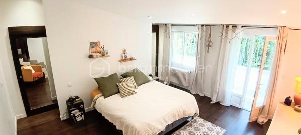 Découvrez cette vaste maison de 210m², 8 pièces,  une perle rare  sur le Hameau de Vosves rattachée à la commune de Dammarie-les-Lys et à quelques mètres de Boissise-Le-Roi et de Pringy. Nichée dans un environnement résidentiel recherché et entourée de verdure, elle offre un cadre de vie harmonieux et paisible où chacun peut avoir son espace personnel à l'intérieur comme à l'extérieur.

Cette maison de style architecte vous accueille avec sa grande cuisine toute équipée de 18m2 et son cellier. L'espace de vie se compose de deux salons cosy de 35 et 30m2 dont un équipé d'une belle cheminée . L'accés à la grande terrasse ombragée et exposée sud se fait à partir de toutes les pièces.
Au même niveau, découvrez une magnifique suite parentale de presque de 40m2 avec sa salle de douche et son dressing.
Deux autres chambres  tout aussi charmantes et de trés bonne taille (25 et 15m2) ainsi qu'une salle de bain avec douche et baignoire et des wc complètent le niveau.
Toutes les chambres donnent sur une terrasse avec vue sur le bois.

A l'étage, l'espace enfant compte deux chambres enfants et une pièce pouvant faire office de bureau, dressing, petite chambre ou une troisème salle de bain. Un deuxième wc complète le niveau.
Pour encore plus de confort, la maison compte également  deux grandes pièces de rangement.

Le jardin entièrement cloturé offre de nombreux arbres fruitiers ( cerisiers, pruniers, pommier, olivier, noisetiers) ainsi qu'un accés privé au bois. Les arbres permettent une fraicheur même pendant les fortes températures. 
Vous y trouverez également un puit et un cabanon de jardin.
Le terrain est piscinable et un espace pour votre futur jacuzzi est déjà prêt.

Dotée de quatre places de parking dont une avec carport, cette maison  offre un confort inestimable. 

Profitez des groupes scolaires, commerces et transports à proximité pour un quotidien simplifié ( centre commercial Chamlys, RER D station Vosves, bases de loisirs...)

Les plus:
- DPE C
- maison sans travaux; chaudière changée en 2025, toiture en partie révisée en 2023.
- exposition sud, terrasse ombragée
- pièces de belles dimensions offrant une intimité à chacun
- volets roulants, portail électrique.
-vide sanitaire
- plusieurs places de parking
- rue uniquement pavillonnaire, 
- 6 mn à pieds du RER D , station Vosves
- 10 mn du chemin de Halage (bord de Seine)
- ecole primaire et bus à proximité

Cette magnifique maison et son jardin au charme indéniable n'attendent que vous et votre famille.
La demeure peut faire également l'objet d'un projet pour un investisseur. Plusieurs entrées sont possibles et notamment les chambres du rez-de-chaussée qui possèdent toutes leur entrée par l'extérieur.

Visite possible tous les jours même le soir..