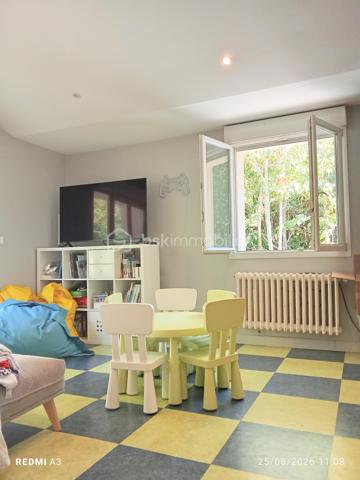 Découvrez cette vaste maison de 210m², 8 pièces,  une perle rare  sur le Hameau de Vosves rattachée à la commune de Dammarie-les-Lys et à quelques mètres de Boissise-Le-Roi et de Pringy. Nichée dans un environnement résidentiel recherché et entourée de verdure, elle offre un cadre de vie harmonieux et paisible où chacun peut avoir son espace personnel à l'intérieur comme à l'extérieur.

Cette maison de style architecte vous accueille avec sa grande cuisine toute équipée de 18m2 et son cellier. L'espace de vie se compose de deux salons cosy de 35 et 30m2 dont un équipé d'une belle cheminée . L'accés à la grande terrasse ombragée et exposée sud se fait à partir de toutes les pièces.
Au même niveau, découvrez une magnifique suite parentale de presque de 40m2 avec sa salle de douche et son dressing.
Deux autres chambres  tout aussi charmantes et de trés bonne taille (25 et 15m2) ainsi qu'une salle de bain avec douche et baignoire et des wc complètent le niveau.
Toutes les chambres donnent sur une terrasse avec vue sur le bois.

A l'étage, l'espace enfant compte deux chambres enfants et une pièce pouvant faire office de bureau, dressing, petite chambre ou une troisème salle de bain. Un deuxième wc complète le niveau.
Pour encore plus de confort, la maison compte également  deux grandes pièces de rangement.

Le jardin entièrement cloturé offre de nombreux arbres fruitiers ( cerisiers, pruniers, pommier, olivier, noisetiers) ainsi qu'un accés privé au bois. Les arbres permettent une fraicheur même pendant les fortes températures. 
Vous y trouverez également un puit et un cabanon de jardin.
Le terrain est piscinable et un espace pour votre futur jacuzzi est déjà prêt.

Dotée de quatre places de parking dont une avec carport, cette maison  offre un confort inestimable. 

Profitez des groupes scolaires, commerces et transports à proximité pour un quotidien simplifié ( centre commercial Chamlys, RER D station Vosves, bases de loisirs...)

Les plus:
- DPE C
- maison sans travaux; chaudière changée en 2025, toiture en partie révisée en 2023.
- exposition sud, terrasse ombragée
- pièces de belles dimensions offrant une intimité à chacun
- volets roulants, portail électrique.
-vide sanitaire
- plusieurs places de parking
- rue uniquement pavillonnaire, 
- 6 mn à pieds du RER D , station Vosves
- 10 mn du chemin de Halage (bord de Seine)
- ecole primaire et bus à proximité

Cette magnifique maison et son jardin au charme indéniable n'attendent que vous et votre famille.
La demeure peut faire également l'objet d'un projet pour un investisseur. Plusieurs entrées sont possibles et notamment les chambres du rez-de-chaussée qui possèdent toutes leur entrée par l'extérieur.

Visite possible tous les jours même le soir..