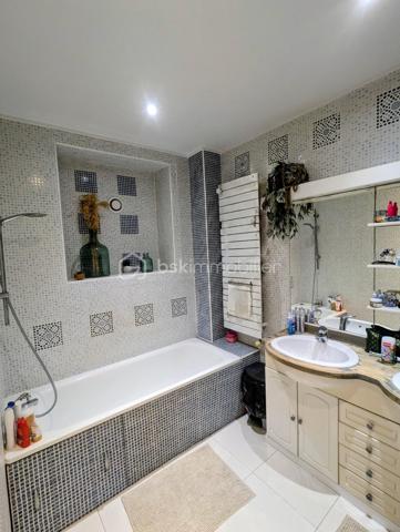 Découvrez cette vaste maison de 210m², 8 pièces,  une perle rare  sur le Hameau de Vosves rattachée à la commune de Dammarie-les-Lys et à quelques mètres de Boissise-Le-Roi et de Pringy. Nichée dans un environnement résidentiel recherché et entourée de verdure, elle offre un cadre de vie harmonieux et paisible où chacun peut avoir son espace personnel à l'intérieur comme à l'extérieur.

Cette maison de style architecte vous accueille avec sa grande cuisine toute équipée de 18m2 et son cellier. L'espace de vie se compose de deux salons cosy de 35 et 30m2 dont un équipé d'une belle cheminée . L'accés à la grande terrasse ombragée et exposée sud se fait à partir de toutes les pièces.
Au même niveau, découvrez une magnifique suite parentale de presque de 40m2 avec sa salle de douche et son dressing.
Deux autres chambres  tout aussi charmantes et de trés bonne taille (25 et 15m2) ainsi qu'une salle de bain avec douche et baignoire et des wc complètent le niveau.
Toutes les chambres donnent sur une terrasse avec vue sur le bois.

A l'étage, l'espace enfant compte deux chambres enfants et une pièce pouvant faire office de bureau, dressing, petite chambre ou une troisème salle de bain. Un deuxième wc complète le niveau.
Pour encore plus de confort, la maison compte également  deux grandes pièces de rangement.

Le jardin entièrement cloturé offre de nombreux arbres fruitiers ( cerisiers, pruniers, pommier, olivier, noisetiers) ainsi qu'un accés privé au bois. Les arbres permettent une fraicheur même pendant les fortes températures. 
Vous y trouverez également un puit et un cabanon de jardin.
Le terrain est piscinable et un espace pour votre futur jacuzzi est déjà prêt.

Dotée de quatre places de parking dont une avec carport, cette maison  offre un confort inestimable. 

Profitez des groupes scolaires, commerces et transports à proximité pour un quotidien simplifié ( centre commercial Chamlys, RER D station Vosves, bases de loisirs...)

Les plus:
- DPE C
- maison sans travaux; chaudière changée en 2025, toiture en partie révisée en 2023.
- exposition sud, terrasse ombragée
- pièces de belles dimensions offrant une intimité à chacun
- volets roulants, portail électrique.
-vide sanitaire
- plusieurs places de parking
- rue uniquement pavillonnaire, 
- 6 mn à pieds du RER D , station Vosves
- 10 mn du chemin de Halage (bord de Seine)
- ecole primaire et bus à proximité

Cette magnifique maison et son jardin au charme indéniable n'attendent que vous et votre famille.
La demeure peut faire également l'objet d'un projet pour un investisseur. Plusieurs entrées sont possibles et notamment les chambres du rez-de-chaussée qui possèdent toutes leur entrée par l'extérieur.

Visite possible tous les jours même le soir..
