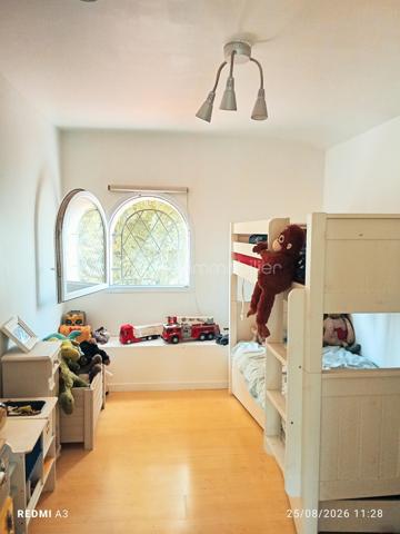 Découvrez cette vaste maison de 210m², 8 pièces,  une perle rare  sur le Hameau de Vosves rattachée à la commune de Dammarie-les-Lys et à quelques mètres de Boissise-Le-Roi et de Pringy. Nichée dans un environnement résidentiel recherché et entourée de verdure, elle offre un cadre de vie harmonieux et paisible où chacun peut avoir son espace personnel à l'intérieur comme à l'extérieur.

Cette maison de style architecte vous accueille avec sa grande cuisine toute équipée de 18m2 et son cellier. L'espace de vie se compose de deux salons cosy de 35 et 30m2 dont un équipé d'une belle cheminée . L'accés à la grande terrasse ombragée et exposée sud se fait à partir de toutes les pièces.
Au même niveau, découvrez une magnifique suite parentale de presque de 40m2 avec sa salle de douche et son dressing.
Deux autres chambres  tout aussi charmantes et de trés bonne taille (25 et 15m2) ainsi qu'une salle de bain avec douche et baignoire et des wc complètent le niveau.
Toutes les chambres donnent sur une terrasse avec vue sur le bois.

A l'étage, l'espace enfant compte deux chambres enfants et une pièce pouvant faire office de bureau, dressing, petite chambre ou une troisème salle de bain. Un deuxième wc complète le niveau.
Pour encore plus de confort, la maison compte également  deux grandes pièces de rangement.

Le jardin entièrement cloturé offre de nombreux arbres fruitiers ( cerisiers, pruniers, pommier, olivier, noisetiers) ainsi qu'un accés privé au bois. Les arbres permettent une fraicheur même pendant les fortes températures. 
Vous y trouverez également un puit et un cabanon de jardin.
Le terrain est piscinable et un espace pour votre futur jacuzzi est déjà prêt.

Dotée de quatre places de parking dont une avec carport, cette maison  offre un confort inestimable. 

Profitez des groupes scolaires, commerces et transports à proximité pour un quotidien simplifié ( centre commercial Chamlys, RER D station Vosves, bases de loisirs...)

Les plus:
- DPE C
- maison sans travaux; chaudière changée en 2025, toiture en partie révisée en 2023.
- exposition sud, terrasse ombragée
- pièces de belles dimensions offrant une intimité à chacun
- volets roulants, portail électrique.
-vide sanitaire
- plusieurs places de parking
- rue uniquement pavillonnaire, 
- 6 mn à pieds du RER D , station Vosves
- 10 mn du chemin de Halage (bord de Seine)
- ecole primaire et bus à proximité

Cette magnifique maison et son jardin au charme indéniable n'attendent que vous et votre famille.
La demeure peut faire également l'objet d'un projet pour un investisseur. Plusieurs entrées sont possibles et notamment les chambres du rez-de-chaussée qui possèdent toutes leur entrée par l'extérieur.

Visite possible tous les jours même le soir..