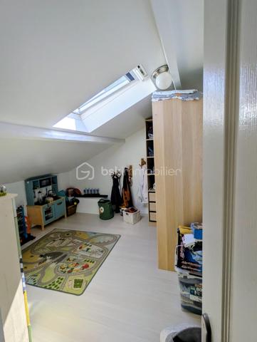 Découvrez cette vaste maison de 210m², 8 pièces,  une perle rare  sur le Hameau de Vosves rattachée à la commune de Dammarie-les-Lys et à quelques mètres de Boissise-Le-Roi et de Pringy. Nichée dans un environnement résidentiel recherché et entourée de verdure, elle offre un cadre de vie harmonieux et paisible où chacun peut avoir son espace personnel à l'intérieur comme à l'extérieur.

Cette maison de style architecte vous accueille avec sa grande cuisine toute équipée de 18m2 et son cellier. L'espace de vie se compose de deux salons cosy de 35 et 30m2 dont un équipé d'une belle cheminée . L'accés à la grande terrasse ombragée et exposée sud se fait à partir de toutes les pièces.
Au même niveau, découvrez une magnifique suite parentale de presque de 40m2 avec sa salle de douche et son dressing.
Deux autres chambres  tout aussi charmantes et de trés bonne taille (25 et 15m2) ainsi qu'une salle de bain avec douche et baignoire et des wc complètent le niveau.
Toutes les chambres donnent sur une terrasse avec vue sur le bois.

A l'étage, l'espace enfant compte deux chambres enfants et une pièce pouvant faire office de bureau, dressing, petite chambre ou une troisème salle de bain. Un deuxième wc complète le niveau.
Pour encore plus de confort, la maison compte également  deux grandes pièces de rangement.

Le jardin entièrement cloturé offre de nombreux arbres fruitiers ( cerisiers, pruniers, pommier, olivier, noisetiers) ainsi qu'un accés privé au bois. Les arbres permettent une fraicheur même pendant les fortes températures. 
Vous y trouverez également un puit et un cabanon de jardin.
Le terrain est piscinable et un espace pour votre futur jacuzzi est déjà prêt.

Dotée de quatre places de parking dont une avec carport, cette maison  offre un confort inestimable. 

Profitez des groupes scolaires, commerces et transports à proximité pour un quotidien simplifié ( centre commercial Chamlys, RER D station Vosves, bases de loisirs...)

Les plus:
- DPE C
- maison sans travaux; chaudière changée en 2025, toiture en partie révisée en 2023.
- exposition sud, terrasse ombragée
- pièces de belles dimensions offrant une intimité à chacun
- volets roulants, portail électrique.
-vide sanitaire
- plusieurs places de parking
- rue uniquement pavillonnaire, 
- 6 mn à pieds du RER D , station Vosves
- 10 mn du chemin de Halage (bord de Seine)
- ecole primaire et bus à proximité

Cette magnifique maison et son jardin au charme indéniable n'attendent que vous et votre famille.
La demeure peut faire également l'objet d'un projet pour un investisseur. Plusieurs entrées sont possibles et notamment les chambres du rez-de-chaussée qui possèdent toutes leur entrée par l'extérieur.

Visite possible tous les jours même le soir..
