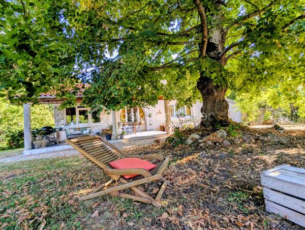 Découvrez cette vaste maison de 210m², 8 pièces,  une perle rare  sur le Hameau de Vosves rattachée à la commune de Dammarie-les-Lys et à quelques mètres de Boissise-Le-Roi et de Pringy. Nichée dans un environnement résidentiel recherché et entourée de verdure, elle offre un cadre de vie harmonieux et paisible où chacun peut avoir son espace personnel à l'intérieur comme à l'extérieur.

Cette maison de style architecte vous accueille avec sa grande cuisine toute équipée de 18m2 et son cellier. L'espace de vie se compose de deux salons cosy de 35 et 30m2 dont un équipé d'une belle cheminée . L'accés à la grande terrasse ombragée et exposée sud se fait à partir de toutes les pièces.
Au même niveau, découvrez une magnifique suite parentale de presque de 40m2 avec sa salle de douche et son dressing.
Deux autres chambres  tout aussi charmantes et de trés bonne taille (25 et 15m2) ainsi qu'une salle de bain avec douche et baignoire et des wc complètent le niveau.
Toutes les chambres donnent sur une terrasse avec vue sur le bois.

A l'étage, l'espace enfant compte deux chambres enfants et une pièce pouvant faire office de bureau, dressing, petite chambre ou une troisème salle de bain. Un deuxième wc complète le niveau.
Pour encore plus de confort, la maison compte également  deux grandes pièces de rangement.

Le jardin entièrement cloturé offre de nombreux arbres fruitiers ( cerisiers, pruniers, pommier, olivier, noisetiers) ainsi qu'un accés privé au bois. Les arbres permettent une fraicheur même pendant les fortes températures. 
Vous y trouverez également un puit et un cabanon de jardin.
Le terrain est piscinable et un espace pour votre futur jacuzzi est déjà prêt.

Dotée de quatre places de parking dont une avec carport, cette maison  offre un confort inestimable. 

Profitez des groupes scolaires, commerces et transports à proximité pour un quotidien simplifié ( centre commercial Chamlys, RER D station Vosves, bases de loisirs...)

Les plus:
- DPE C
- maison sans travaux; chaudière changée en 2025, toiture en partie révisée en 2023.
- exposition sud, terrasse ombragée
- pièces de belles dimensions offrant une intimité à chacun
- volets roulants, portail électrique.
-vide sanitaire
- plusieurs places de parking
- rue uniquement pavillonnaire, 
- 6 mn à pieds du RER D , station Vosves
- 10 mn du chemin de Halage (bord de Seine)
- ecole primaire et bus à proximité

Cette magnifique maison et son jardin au charme indéniable n'attendent que vous et votre famille.
La demeure peut faire également l'objet d'un projet pour un investisseur. Plusieurs entrées sont possibles et notamment les chambres du rez-de-chaussée qui possèdent toutes leur entrée par l'extérieur.

Visite possible tous les jours même le soir..