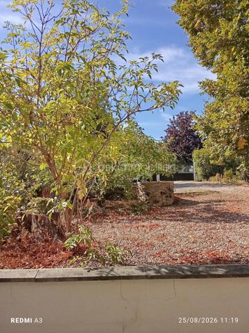 Découvrez cette vaste maison de 210m², 8 pièces,  une perle rare  sur le Hameau de Vosves rattachée à la commune de Dammarie-les-Lys et à quelques mètres de Boissise-Le-Roi et de Pringy. Nichée dans un environnement résidentiel recherché et entourée de verdure, elle offre un cadre de vie harmonieux et paisible où chacun peut avoir son espace personnel à l'intérieur comme à l'extérieur.

Cette maison de style architecte vous accueille avec sa grande cuisine toute équipée de 18m2 et son cellier. L'espace de vie se compose de deux salons cosy de 35 et 30m2 dont un équipé d'une belle cheminée . L'accés à la grande terrasse ombragée et exposée sud se fait à partir de toutes les pièces.
Au même niveau, découvrez une magnifique suite parentale de presque de 40m2 avec sa salle de douche et son dressing.
Deux autres chambres  tout aussi charmantes et de trés bonne taille (25 et 15m2) ainsi qu'une salle de bain avec douche et baignoire et des wc complètent le niveau.
Toutes les chambres donnent sur une terrasse avec vue sur le bois.

A l'étage, l'espace enfant compte deux chambres enfants et une pièce pouvant faire office de bureau, dressing, petite chambre ou une troisème salle de bain. Un deuxième wc complète le niveau.
Pour encore plus de confort, la maison compte également  deux grandes pièces de rangement.

Le jardin entièrement cloturé offre de nombreux arbres fruitiers ( cerisiers, pruniers, pommier, olivier, noisetiers) ainsi qu'un accés privé au bois. Les arbres permettent une fraicheur même pendant les fortes températures. 
Vous y trouverez également un puit et un cabanon de jardin.
Le terrain est piscinable et un espace pour votre futur jacuzzi est déjà prêt.

Dotée de quatre places de parking dont une avec carport, cette maison  offre un confort inestimable. 

Profitez des groupes scolaires, commerces et transports à proximité pour un quotidien simplifié ( centre commercial Chamlys, RER D station Vosves, bases de loisirs...)

Les plus:
- DPE C
- maison sans travaux; chaudière changée en 2025, toiture en partie révisée en 2023.
- exposition sud, terrasse ombragée
- pièces de belles dimensions offrant une intimité à chacun
- volets roulants, portail électrique.
-vide sanitaire
- plusieurs places de parking
- rue uniquement pavillonnaire, 
- 6 mn à pieds du RER D , station Vosves
- 10 mn du chemin de Halage (bord de Seine)
- ecole primaire et bus à proximité

Cette magnifique maison et son jardin au charme indéniable n'attendent que vous et votre famille.
La demeure peut faire également l'objet d'un projet pour un investisseur. Plusieurs entrées sont possibles et notamment les chambres du rez-de-chaussée qui possèdent toutes leur entrée par l'extérieur.

Visite possible tous les jours même le soir..
