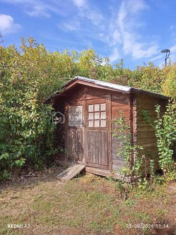 Découvrez cette vaste maison de 210m², 8 pièces,  une perle rare  sur le Hameau de Vosves rattachée à la commune de Dammarie-les-Lys et à quelques mètres de Boissise-Le-Roi et de Pringy. Nichée dans un environnement résidentiel recherché et entourée de verdure, elle offre un cadre de vie harmonieux et paisible où chacun peut avoir son espace personnel à l'intérieur comme à l'extérieur.

Cette maison de style architecte vous accueille avec sa grande cuisine toute équipée de 18m2 et son cellier. L'espace de vie se compose de deux salons cosy de 35 et 30m2 dont un équipé d'une belle cheminée . L'accés à la grande terrasse ombragée et exposée sud se fait à partir de toutes les pièces.
Au même niveau, découvrez une magnifique suite parentale de presque de 40m2 avec sa salle de douche et son dressing.
Deux autres chambres  tout aussi charmantes et de trés bonne taille (25 et 15m2) ainsi qu'une salle de bain avec douche et baignoire et des wc complètent le niveau.
Toutes les chambres donnent sur une terrasse avec vue sur le bois.

A l'étage, l'espace enfant compte deux chambres enfants et une pièce pouvant faire office de bureau, dressing, petite chambre ou une troisème salle de bain. Un deuxième wc complète le niveau.
Pour encore plus de confort, la maison compte également  deux grandes pièces de rangement.

Le jardin entièrement cloturé offre de nombreux arbres fruitiers ( cerisiers, pruniers, pommier, olivier, noisetiers) ainsi qu'un accés privé au bois. Les arbres permettent une fraicheur même pendant les fortes températures. 
Vous y trouverez également un puit et un cabanon de jardin.
Le terrain est piscinable et un espace pour votre futur jacuzzi est déjà prêt.

Dotée de quatre places de parking dont une avec carport, cette maison  offre un confort inestimable. 

Profitez des groupes scolaires, commerces et transports à proximité pour un quotidien simplifié ( centre commercial Chamlys, RER D station Vosves, bases de loisirs...)

Les plus:
- DPE C
- maison sans travaux; chaudière changée en 2025, toiture en partie révisée en 2023.
- exposition sud, terrasse ombragée
- pièces de belles dimensions offrant une intimité à chacun
- volets roulants, portail électrique.
-vide sanitaire
- plusieurs places de parking
- rue uniquement pavillonnaire, 
- 6 mn à pieds du RER D , station Vosves
- 10 mn du chemin de Halage (bord de Seine)
- ecole primaire et bus à proximité

Cette magnifique maison et son jardin au charme indéniable n'attendent que vous et votre famille.
La demeure peut faire également l'objet d'un projet pour un investisseur. Plusieurs entrées sont possibles et notamment les chambres du rez-de-chaussée qui possèdent toutes leur entrée par l'extérieur.

Visite possible tous les jours même le soir..