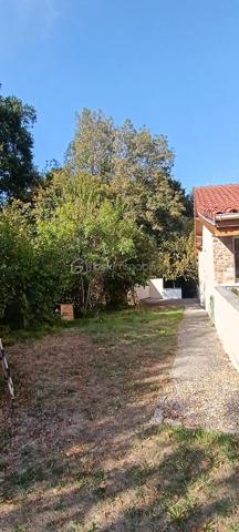 Découvrez cette vaste maison de 210m², 8 pièces,  une perle rare  sur le Hameau de Vosves rattachée à la commune de Dammarie-les-Lys et à quelques mètres de Boissise-Le-Roi et de Pringy. Nichée dans un environnement résidentiel recherché et entourée de verdure, elle offre un cadre de vie harmonieux et paisible où chacun peut avoir son espace personnel à l'intérieur comme à l'extérieur.

Cette maison de style architecte vous accueille avec sa grande cuisine toute équipée de 18m2 et son cellier. L'espace de vie se compose de deux salons cosy de 35 et 30m2 dont un équipé d'une belle cheminée . L'accés à la grande terrasse ombragée et exposée sud se fait à partir de toutes les pièces.
Au même niveau, découvrez une magnifique suite parentale de presque de 40m2 avec sa salle de douche et son dressing.
Deux autres chambres  tout aussi charmantes et de trés bonne taille (25 et 15m2) ainsi qu'une salle de bain avec douche et baignoire et des wc complètent le niveau.
Toutes les chambres donnent sur une terrasse avec vue sur le bois.

A l'étage, l'espace enfant compte deux chambres enfants et une pièce pouvant faire office de bureau, dressing, petite chambre ou une troisème salle de bain. Un deuxième wc complète le niveau.
Pour encore plus de confort, la maison compte également  deux grandes pièces de rangement.

Le jardin entièrement cloturé offre de nombreux arbres fruitiers ( cerisiers, pruniers, pommier, olivier, noisetiers) ainsi qu'un accés privé au bois. Les arbres permettent une fraicheur même pendant les fortes températures. 
Vous y trouverez également un puit et un cabanon de jardin.
Le terrain est piscinable et un espace pour votre futur jacuzzi est déjà prêt.

Dotée de quatre places de parking dont une avec carport, cette maison  offre un confort inestimable. 

Profitez des groupes scolaires, commerces et transports à proximité pour un quotidien simplifié ( centre commercial Chamlys, RER D station Vosves, bases de loisirs...)

Les plus:
- DPE C
- maison sans travaux; chaudière changée en 2025, toiture en partie révisée en 2023.
- exposition sud, terrasse ombragée
- pièces de belles dimensions offrant une intimité à chacun
- volets roulants, portail électrique.
-vide sanitaire
- plusieurs places de parking
- rue uniquement pavillonnaire, 
- 6 mn à pieds du RER D , station Vosves
- 10 mn du chemin de Halage (bord de Seine)
- ecole primaire et bus à proximité

Cette magnifique maison et son jardin au charme indéniable n'attendent que vous et votre famille.
La demeure peut faire également l'objet d'un projet pour un investisseur. Plusieurs entrées sont possibles et notamment les chambres du rez-de-chaussée qui possèdent toutes leur entrée par l'extérieur.

Visite possible tous les jours même le soir..