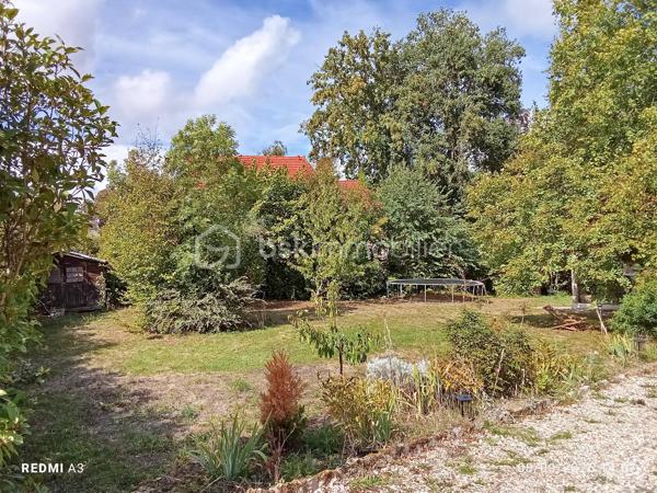 Découvrez cette vaste maison de 210m², 8 pièces,  une perle rare  sur le Hameau de Vosves rattachée à la commune de Dammarie-les-Lys et à quelques mètres de Boissise-Le-Roi et de Pringy. Nichée dans un environnement résidentiel recherché et entourée de verdure, elle offre un cadre de vie harmonieux et paisible où chacun peut avoir son espace personnel à l'intérieur comme à l'extérieur.

Cette maison de style architecte vous accueille avec sa grande cuisine toute équipée de 18m2 et son cellier. L'espace de vie se compose de deux salons cosy de 35 et 30m2 dont un équipé d'une belle cheminée . L'accés à la grande terrasse ombragée et exposée sud se fait à partir de toutes les pièces.
Au même niveau, découvrez une magnifique suite parentale de presque de 40m2 avec sa salle de douche et son dressing.
Deux autres chambres  tout aussi charmantes et de trés bonne taille (25 et 15m2) ainsi qu'une salle de bain avec douche et baignoire et des wc complètent le niveau.
Toutes les chambres donnent sur une terrasse avec vue sur le bois.

A l'étage, l'espace enfant compte deux chambres enfants et une pièce pouvant faire office de bureau, dressing, petite chambre ou une troisème salle de bain. Un deuxième wc complète le niveau.
Pour encore plus de confort, la maison compte également  deux grandes pièces de rangement.

Le jardin entièrement cloturé offre de nombreux arbres fruitiers ( cerisiers, pruniers, pommier, olivier, noisetiers) ainsi qu'un accés privé au bois. Les arbres permettent une fraicheur même pendant les fortes températures. 
Vous y trouverez également un puit et un cabanon de jardin.
Le terrain est piscinable et un espace pour votre futur jacuzzi est déjà prêt.

Dotée de quatre places de parking dont une avec carport, cette maison  offre un confort inestimable. 

Profitez des groupes scolaires, commerces et transports à proximité pour un quotidien simplifié ( centre commercial Chamlys, RER D station Vosves, bases de loisirs...)

Les plus:
- DPE C
- maison sans travaux; chaudière changée en 2025, toiture en partie révisée en 2023.
- exposition sud, terrasse ombragée
- pièces de belles dimensions offrant une intimité à chacun
- volets roulants, portail électrique.
-vide sanitaire
- plusieurs places de parking
- rue uniquement pavillonnaire, 
- 6 mn à pieds du RER D , station Vosves
- 10 mn du chemin de Halage (bord de Seine)
- ecole primaire et bus à proximité

Cette magnifique maison et son jardin au charme indéniable n'attendent que vous et votre famille.
La demeure peut faire également l'objet d'un projet pour un investisseur. Plusieurs entrées sont possibles et notamment les chambres du rez-de-chaussée qui possèdent toutes leur entrée par l'extérieur.

Visite possible tous les jours même le soir..