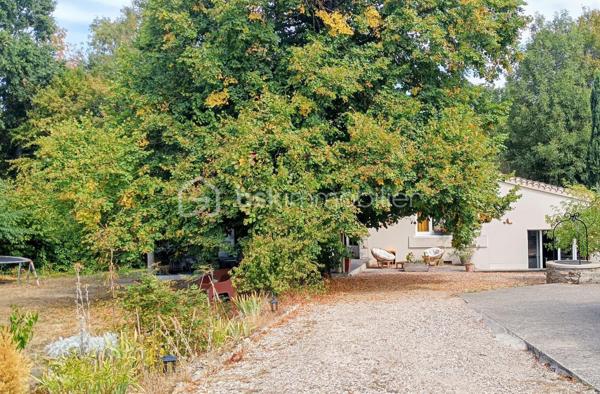 Découvrez cette vaste maison de 210m², 8 pièces,  une perle rare  sur le Hameau de Vosves rattachée à la commune de Dammarie-les-Lys et à quelques mètres de Boissise-Le-Roi et de Pringy. Nichée dans un environnement résidentiel recherché et entourée de verdure, elle offre un cadre de vie harmonieux et paisible où chacun peut avoir son espace personnel à l'intérieur comme à l'extérieur.

Cette maison de style architecte vous accueille avec sa grande cuisine toute équipée de 18m2 et son cellier. L'espace de vie se compose de deux salons cosy de 35 et 30m2 dont un équipé d'une belle cheminée . L'accés à la grande terrasse ombragée et exposée sud se fait à partir de toutes les pièces.
Au même niveau, découvrez une magnifique suite parentale de presque de 40m2 avec sa salle de douche et son dressing.
Deux autres chambres  tout aussi charmantes et de trés bonne taille (25 et 15m2) ainsi qu'une salle de bain avec douche et baignoire et des wc complètent le niveau.
Toutes les chambres donnent sur une terrasse avec vue sur le bois.

A l'étage, l'espace enfant compte deux chambres enfants et une pièce pouvant faire office de bureau, dressing, petite chambre ou une troisème salle de bain. Un deuxième wc complète le niveau.
Pour encore plus de confort, la maison compte également  deux grandes pièces de rangement.

Le jardin entièrement cloturé offre de nombreux arbres fruitiers ( cerisiers, pruniers, pommier, olivier, noisetiers) ainsi qu'un accés privé au bois. Les arbres permettent une fraicheur même pendant les fortes températures. 
Vous y trouverez également un puit et un cabanon de jardin.
Le terrain est piscinable et un espace pour votre futur jacuzzi est déjà prêt.

Dotée de quatre places de parking dont une avec carport, cette maison  offre un confort inestimable. 

Profitez des groupes scolaires, commerces et transports à proximité pour un quotidien simplifié ( centre commercial Chamlys, RER D station Vosves, bases de loisirs...)

Les plus:
- DPE C
- maison sans travaux; chaudière changée en 2025, toiture en partie révisée en 2023.
- exposition sud, terrasse ombragée
- pièces de belles dimensions offrant une intimité à chacun
- volets roulants, portail électrique.
-vide sanitaire
- plusieurs places de parking
- rue uniquement pavillonnaire, 
- 6 mn à pieds du RER D , station Vosves
- 10 mn du chemin de Halage (bord de Seine)
- ecole primaire et bus à proximité

Cette magnifique maison et son jardin au charme indéniable n'attendent que vous et votre famille.
La demeure peut faire également l'objet d'un projet pour un investisseur. Plusieurs entrées sont possibles et notamment les chambres du rez-de-chaussée qui possèdent toutes leur entrée par l'extérieur.

Visite possible tous les jours même le soir..