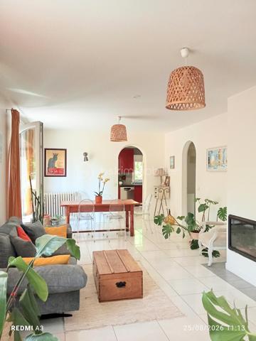 Découvrez cette vaste maison de 210m², 8 pièces,  une perle rare  sur le Hameau de Vosves rattachée à la commune de Dammarie-les-Lys et à quelques mètres de Boissise-Le-Roi et de Pringy. Nichée dans un environnement résidentiel recherché et entourée de verdure, elle offre un cadre de vie harmonieux et paisible où chacun peut avoir son espace personnel à l'intérieur comme à l'extérieur.

Cette maison de style architecte vous accueille avec sa grande cuisine toute équipée de 18m2 et son cellier. L'espace de vie se compose de deux salons cosy de 35 et 30m2 dont un équipé d'une belle cheminée . L'accés à la grande terrasse ombragée et exposée sud se fait à partir de toutes les pièces.
Au même niveau, découvrez une magnifique suite parentale de presque de 40m2 avec sa salle de douche et son dressing.
Deux autres chambres  tout aussi charmantes et de trés bonne taille (25 et 15m2) ainsi qu'une salle de bain avec douche et baignoire et des wc complètent le niveau.
Toutes les chambres donnent sur une terrasse avec vue sur le bois.

A l'étage, l'espace enfant compte deux chambres enfants et une pièce pouvant faire office de bureau, dressing, petite chambre ou une troisème salle de bain. Un deuxième wc complète le niveau.
Pour encore plus de confort, la maison compte également  deux grandes pièces de rangement.

Le jardin entièrement cloturé offre de nombreux arbres fruitiers ( cerisiers, pruniers, pommier, olivier, noisetiers) ainsi qu'un accés privé au bois. Les arbres permettent une fraicheur même pendant les fortes températures. 
Vous y trouverez également un puit et un cabanon de jardin.
Le terrain est piscinable et un espace pour votre futur jacuzzi est déjà prêt.

Dotée de quatre places de parking dont une avec carport, cette maison  offre un confort inestimable. 

Profitez des groupes scolaires, commerces et transports à proximité pour un quotidien simplifié ( centre commercial Chamlys, RER D station Vosves, bases de loisirs...)

Les plus:
- DPE C
- maison sans travaux; chaudière changée en 2025, toiture en partie révisée en 2023.
- exposition sud, terrasse ombragée
- pièces de belles dimensions offrant une intimité à chacun
- volets roulants, portail électrique.
-vide sanitaire
- plusieurs places de parking
- rue uniquement pavillonnaire, 
- 6 mn à pieds du RER D , station Vosves
- 10 mn du chemin de Halage (bord de Seine)
- ecole primaire et bus à proximité

Cette magnifique maison et son jardin au charme indéniable n'attendent que vous et votre famille.
La demeure peut faire également l'objet d'un projet pour un investisseur. Plusieurs entrées sont possibles et notamment les chambres du rez-de-chaussée qui possèdent toutes leur entrée par l'extérieur.

Visite possible tous les jours même le soir..