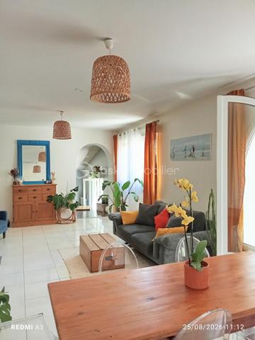 Découvrez cette vaste maison de 210m², 8 pièces,  une perle rare  sur le Hameau de Vosves rattachée à la commune de Dammarie-les-Lys et à quelques mètres de Boissise-Le-Roi et de Pringy. Nichée dans un environnement résidentiel recherché et entourée de verdure, elle offre un cadre de vie harmonieux et paisible où chacun peut avoir son espace personnel à l'intérieur comme à l'extérieur.

Cette maison de style architecte vous accueille avec sa grande cuisine toute équipée de 18m2 et son cellier. L'espace de vie se compose de deux salons cosy de 35 et 30m2 dont un équipé d'une belle cheminée . L'accés à la grande terrasse ombragée et exposée sud se fait à partir de toutes les pièces.
Au même niveau, découvrez une magnifique suite parentale de presque de 40m2 avec sa salle de douche et son dressing.
Deux autres chambres  tout aussi charmantes et de trés bonne taille (25 et 15m2) ainsi qu'une salle de bain avec douche et baignoire et des wc complètent le niveau.
Toutes les chambres donnent sur une terrasse avec vue sur le bois.

A l'étage, l'espace enfant compte deux chambres enfants et une pièce pouvant faire office de bureau, dressing, petite chambre ou une troisème salle de bain. Un deuxième wc complète le niveau.
Pour encore plus de confort, la maison compte également  deux grandes pièces de rangement.

Le jardin entièrement cloturé offre de nombreux arbres fruitiers ( cerisiers, pruniers, pommier, olivier, noisetiers) ainsi qu'un accés privé au bois. Les arbres permettent une fraicheur même pendant les fortes températures. 
Vous y trouverez également un puit et un cabanon de jardin.
Le terrain est piscinable et un espace pour votre futur jacuzzi est déjà prêt.

Dotée de quatre places de parking dont une avec carport, cette maison  offre un confort inestimable. 

Profitez des groupes scolaires, commerces et transports à proximité pour un quotidien simplifié ( centre commercial Chamlys, RER D station Vosves, bases de loisirs...)

Les plus:
- DPE C
- maison sans travaux; chaudière changée en 2025, toiture en partie révisée en 2023.
- exposition sud, terrasse ombragée
- pièces de belles dimensions offrant une intimité à chacun
- volets roulants, portail électrique.
-vide sanitaire
- plusieurs places de parking
- rue uniquement pavillonnaire, 
- 6 mn à pieds du RER D , station Vosves
- 10 mn du chemin de Halage (bord de Seine)
- ecole primaire et bus à proximité

Cette magnifique maison et son jardin au charme indéniable n'attendent que vous et votre famille.
La demeure peut faire également l'objet d'un projet pour un investisseur. Plusieurs entrées sont possibles et notamment les chambres du rez-de-chaussée qui possèdent toutes leur entrée par l'extérieur.

Visite possible tous les jours même le soir..