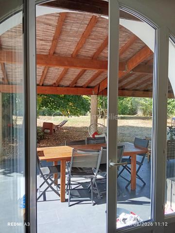 Découvrez cette vaste maison de 210m², 8 pièces,  une perle rare  sur le Hameau de Vosves rattachée à la commune de Dammarie-les-Lys et à quelques mètres de Boissise-Le-Roi et de Pringy. Nichée dans un environnement résidentiel recherché et entourée de verdure, elle offre un cadre de vie harmonieux et paisible où chacun peut avoir son espace personnel à l'intérieur comme à l'extérieur.

Cette maison de style architecte vous accueille avec sa grande cuisine toute équipée de 18m2 et son cellier. L'espace de vie se compose de deux salons cosy de 35 et 30m2 dont un équipé d'une belle cheminée . L'accés à la grande terrasse ombragée et exposée sud se fait à partir de toutes les pièces.
Au même niveau, découvrez une magnifique suite parentale de presque de 40m2 avec sa salle de douche et son dressing.
Deux autres chambres  tout aussi charmantes et de trés bonne taille (25 et 15m2) ainsi qu'une salle de bain avec douche et baignoire et des wc complètent le niveau.
Toutes les chambres donnent sur une terrasse avec vue sur le bois.

A l'étage, l'espace enfant compte deux chambres enfants et une pièce pouvant faire office de bureau, dressing, petite chambre ou une troisème salle de bain. Un deuxième wc complète le niveau.
Pour encore plus de confort, la maison compte également  deux grandes pièces de rangement.

Le jardin entièrement cloturé offre de nombreux arbres fruitiers ( cerisiers, pruniers, pommier, olivier, noisetiers) ainsi qu'un accés privé au bois. Les arbres permettent une fraicheur même pendant les fortes températures. 
Vous y trouverez également un puit et un cabanon de jardin.
Le terrain est piscinable et un espace pour votre futur jacuzzi est déjà prêt.

Dotée de quatre places de parking dont une avec carport, cette maison  offre un confort inestimable. 

Profitez des groupes scolaires, commerces et transports à proximité pour un quotidien simplifié ( centre commercial Chamlys, RER D station Vosves, bases de loisirs...)

Les plus:
- DPE C
- maison sans travaux; chaudière changée en 2025, toiture en partie révisée en 2023.
- exposition sud, terrasse ombragée
- pièces de belles dimensions offrant une intimité à chacun
- volets roulants, portail électrique.
-vide sanitaire
- plusieurs places de parking
- rue uniquement pavillonnaire, 
- 6 mn à pieds du RER D , station Vosves
- 10 mn du chemin de Halage (bord de Seine)
- ecole primaire et bus à proximité

Cette magnifique maison et son jardin au charme indéniable n'attendent que vous et votre famille.
La demeure peut faire également l'objet d'un projet pour un investisseur. Plusieurs entrées sont possibles et notamment les chambres du rez-de-chaussée qui possèdent toutes leur entrée par l'extérieur.

Visite possible tous les jours même le soir..
