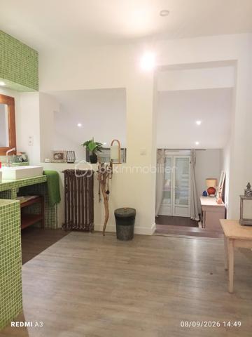 Découvrez cette vaste maison de 210m², 8 pièces,  une perle rare  sur le Hameau de Vosves rattachée à la commune de Dammarie-les-Lys et à quelques mètres de Boissise-Le-Roi et de Pringy. Nichée dans un environnement résidentiel recherché et entourée de verdure, elle offre un cadre de vie harmonieux et paisible où chacun peut avoir son espace personnel à l'intérieur comme à l'extérieur.

Cette maison de style architecte vous accueille avec sa grande cuisine toute équipée de 18m2 et son cellier. L'espace de vie se compose de deux salons cosy de 35 et 30m2 dont un équipé d'une belle cheminée . L'accés à la grande terrasse ombragée et exposée sud se fait à partir de toutes les pièces.
Au même niveau, découvrez une magnifique suite parentale de presque de 40m2 avec sa salle de douche et son dressing.
Deux autres chambres  tout aussi charmantes et de trés bonne taille (25 et 15m2) ainsi qu'une salle de bain avec douche et baignoire et des wc complètent le niveau.
Toutes les chambres donnent sur une terrasse avec vue sur le bois.

A l'étage, l'espace enfant compte deux chambres enfants et une pièce pouvant faire office de bureau, dressing, petite chambre ou une troisème salle de bain. Un deuxième wc complète le niveau.
Pour encore plus de confort, la maison compte également  deux grandes pièces de rangement.

Le jardin entièrement cloturé offre de nombreux arbres fruitiers ( cerisiers, pruniers, pommier, olivier, noisetiers) ainsi qu'un accés privé au bois. Les arbres permettent une fraicheur même pendant les fortes températures. 
Vous y trouverez également un puit et un cabanon de jardin.
Le terrain est piscinable et un espace pour votre futur jacuzzi est déjà prêt.

Dotée de quatre places de parking dont une avec carport, cette maison  offre un confort inestimable. 

Profitez des groupes scolaires, commerces et transports à proximité pour un quotidien simplifié ( centre commercial Chamlys, RER D station Vosves, bases de loisirs...)

Les plus:
- DPE C
- maison sans travaux; chaudière changée en 2025, toiture en partie révisée en 2023.
- exposition sud, terrasse ombragée
- pièces de belles dimensions offrant une intimité à chacun
- volets roulants, portail électrique.
-vide sanitaire
- plusieurs places de parking
- rue uniquement pavillonnaire, 
- 6 mn à pieds du RER D , station Vosves
- 10 mn du chemin de Halage (bord de Seine)
- ecole primaire et bus à proximité

Cette magnifique maison et son jardin au charme indéniable n'attendent que vous et votre famille.
La demeure peut faire également l'objet d'un projet pour un investisseur. Plusieurs entrées sont possibles et notamment les chambres du rez-de-chaussée qui possèdent toutes leur entrée par l'extérieur.

Visite possible tous les jours même le soir..