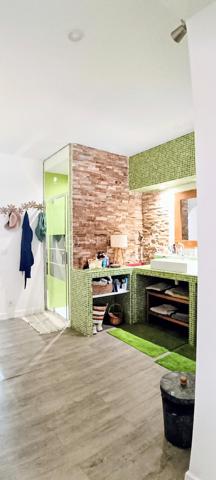 Découvrez cette vaste maison de 210m², 8 pièces,  une perle rare  sur le Hameau de Vosves rattachée à la commune de Dammarie-les-Lys et à quelques mètres de Boissise-Le-Roi et de Pringy. Nichée dans un environnement résidentiel recherché et entourée de verdure, elle offre un cadre de vie harmonieux et paisible où chacun peut avoir son espace personnel à l'intérieur comme à l'extérieur.

Cette maison de style architecte vous accueille avec sa grande cuisine toute équipée de 18m2 et son cellier. L'espace de vie se compose de deux salons cosy de 35 et 30m2 dont un équipé d'une belle cheminée . L'accés à la grande terrasse ombragée et exposée sud se fait à partir de toutes les pièces.
Au même niveau, découvrez une magnifique suite parentale de presque de 40m2 avec sa salle de douche et son dressing.
Deux autres chambres  tout aussi charmantes et de trés bonne taille (25 et 15m2) ainsi qu'une salle de bain avec douche et baignoire et des wc complètent le niveau.
Toutes les chambres donnent sur une terrasse avec vue sur le bois.

A l'étage, l'espace enfant compte deux chambres enfants et une pièce pouvant faire office de bureau, dressing, petite chambre ou une troisème salle de bain. Un deuxième wc complète le niveau.
Pour encore plus de confort, la maison compte également  deux grandes pièces de rangement.

Le jardin entièrement cloturé offre de nombreux arbres fruitiers ( cerisiers, pruniers, pommier, olivier, noisetiers) ainsi qu'un accés privé au bois. Les arbres permettent une fraicheur même pendant les fortes températures. 
Vous y trouverez également un puit et un cabanon de jardin.
Le terrain est piscinable et un espace pour votre futur jacuzzi est déjà prêt.

Dotée de quatre places de parking dont une avec carport, cette maison  offre un confort inestimable. 

Profitez des groupes scolaires, commerces et transports à proximité pour un quotidien simplifié ( centre commercial Chamlys, RER D station Vosves, bases de loisirs...)

Les plus:
- DPE C
- maison sans travaux; chaudière changée en 2025, toiture en partie révisée en 2023.
- exposition sud, terrasse ombragée
- pièces de belles dimensions offrant une intimité à chacun
- volets roulants, portail électrique.
-vide sanitaire
- plusieurs places de parking
- rue uniquement pavillonnaire, 
- 6 mn à pieds du RER D , station Vosves
- 10 mn du chemin de Halage (bord de Seine)
- ecole primaire et bus à proximité

Cette magnifique maison et son jardin au charme indéniable n'attendent que vous et votre famille.
La demeure peut faire également l'objet d'un projet pour un investisseur. Plusieurs entrées sont possibles et notamment les chambres du rez-de-chaussée qui possèdent toutes leur entrée par l'extérieur.

Visite possible tous les jours même le soir..