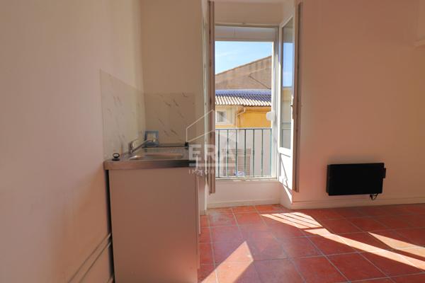 MARSEILLE 10e - ENSEMBLE IMMOBILIER DE RAPPORT - 2 IMMEUBLES ? APPARTEMENTS, COMMERCES & GARAGE
