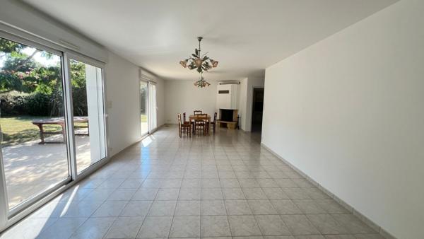 Maison de plain-pied de 150 m² habitables avec étage aménageable.