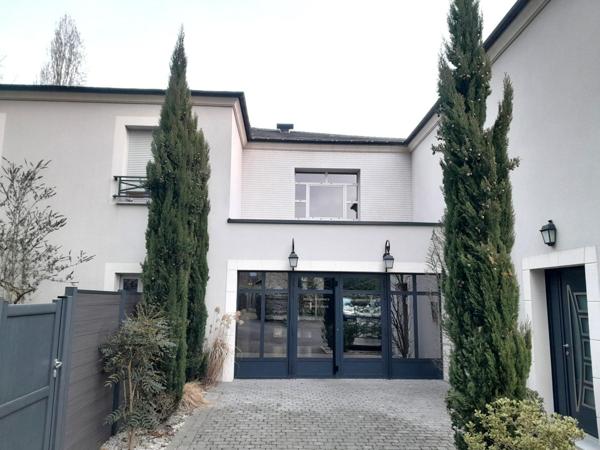 Barrière Saint Marc. Résidence de standing. Beau T3 récent, VENDU LOUE OU LIBRE. Parfait état. Balcon. 2 places de parking. Bonne rentabilité.