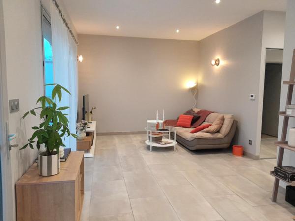 Barrière Saint Marc. Résidence de standing. Beau T3 récent, VENDU LOUE OU LIBRE. Parfait état. Balcon. 2 places de parking. Bonne rentabilité.