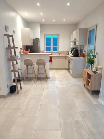 Barrière Saint Marc. Résidence de standing. Beau T3 récent, VENDU LOUE OU LIBRE. Parfait état. Balcon. 2 places de parking. Bonne rentabilité.