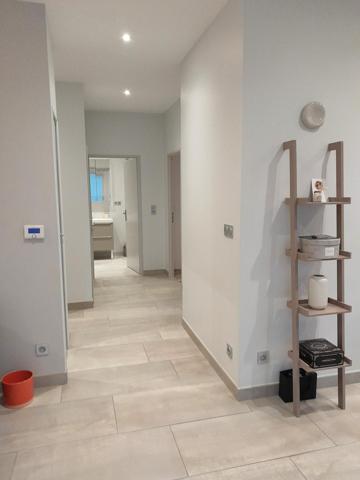 Barrière Saint Marc. Résidence de standing. Beau T3 récent, VENDU LOUE OU LIBRE. Parfait état. Balcon. 2 places de parking. Bonne rentabilité.