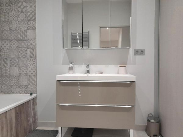 Barrière Saint Marc. Résidence de standing. Beau T3 récent, VENDU LOUE OU LIBRE. Parfait état. Balcon. 2 places de parking. Bonne rentabilité.