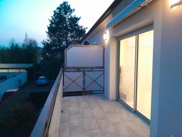 Barrière Saint Marc. Résidence de standing. Beau T3 récent, VENDU LOUE OU LIBRE. Parfait état. Balcon. 2 places de parking. Bonne rentabilité.