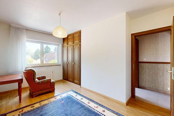 Ensemble immobilier mixte à Vendenheim : habitation, local professionnel loué et grand terrain