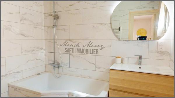 Villa atypique au charme provençal incroyable de 212 m2 habitable - 4 chambres et un bureau ou 5ème chambre - 3 salles d'eau - piscine - garage, le tout édifié sur un terrain d'un peu plus de 5200 m2.