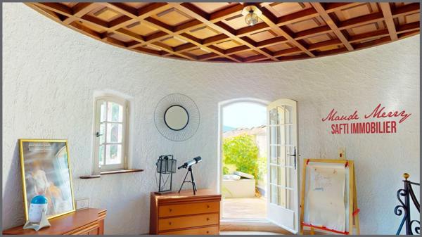 Villa atypique au charme provençal incroyable de 212 m2 habitable - 4 chambres et un bureau ou 5ème chambre - 3 salles d'eau - piscine - garage, le tout édifié sur un terrain d'un peu plus de 5200 m2.