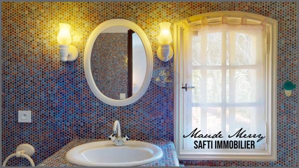 Villa atypique au charme provençal incroyable de 212 m2 habitable - 4 chambres et un bureau ou 5ème chambre - 3 salles d'eau - piscine - garage, le tout édifié sur un terrain d'un peu plus de 5200 m2.