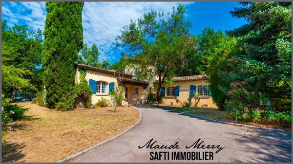 Villa atypique au charme provençal incroyable de 212 m2 habitable - 4 chambres et un bureau ou 5ème chambre - 3 salles d'eau - piscine - garage, le tout édifié sur un terrain d'un peu plus de 5200 m2.