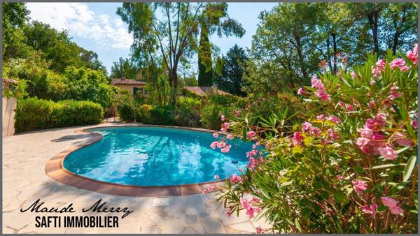 Villa atypique au charme provençal incroyable de 212 m2 habitable - 4 chambres et un bureau ou 5ème chambre - 3 salles d'eau - piscine - garage, le tout édifié sur un terrain d'un peu plus de 5200 m2.