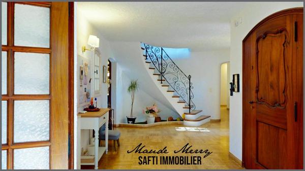 Villa atypique au charme provençal incroyable de 212 m2 habitable - 4 chambres et un bureau ou 5ème chambre - 3 salles d'eau - piscine - garage, le tout édifié sur un terrain d'un peu plus de 5200 m2.