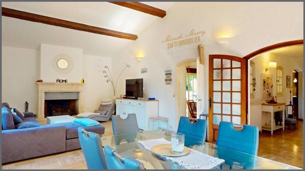 Villa atypique au charme provençal incroyable de 212 m2 habitable - 4 chambres et un bureau ou 5ème chambre - 3 salles d'eau - piscine - garage, le tout édifié sur un terrain d'un peu plus de 5200 m2.