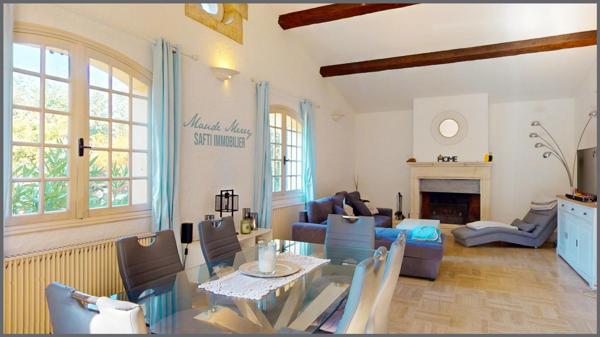 Villa atypique au charme provençal incroyable de 212 m2 habitable - 4 chambres et un bureau ou 5ème chambre - 3 salles d'eau - piscine - garage, le tout édifié sur un terrain d'un peu plus de 5200 m2.